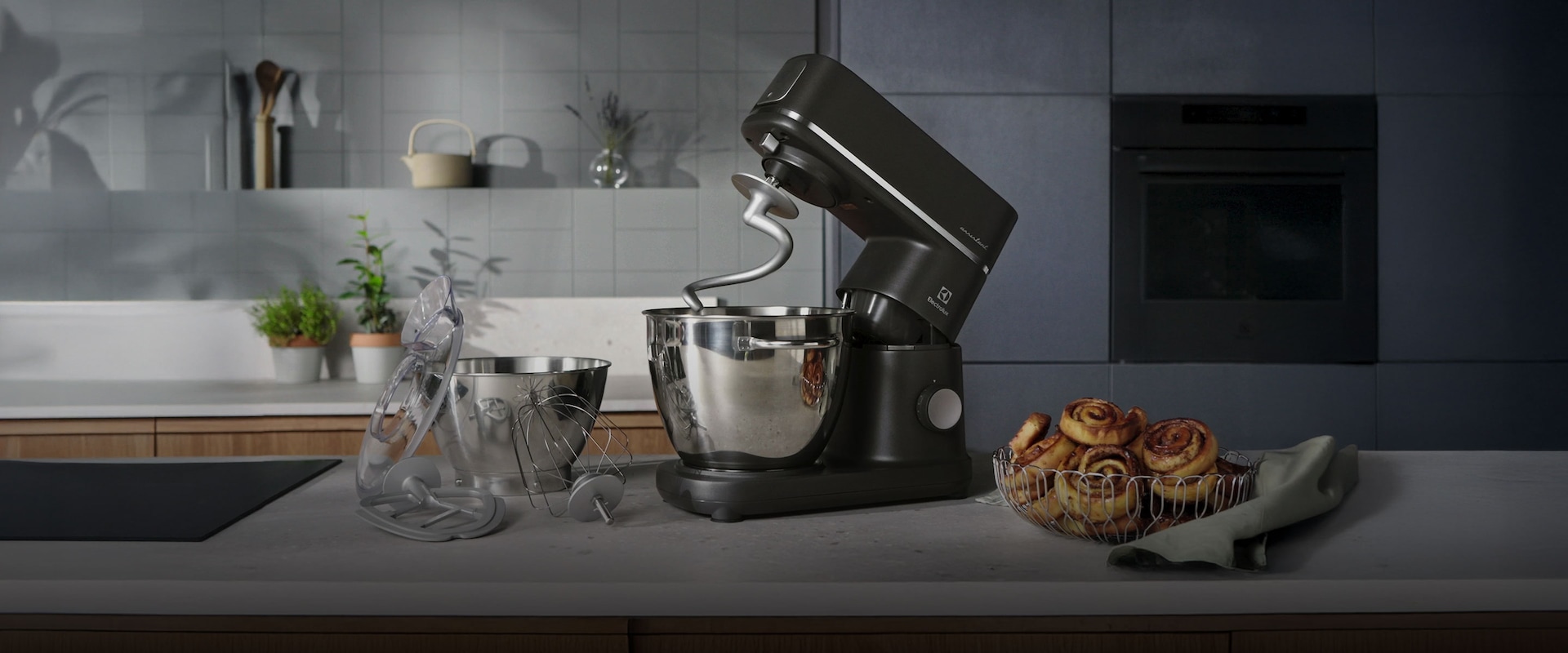 Keittiökone ja vastaleivottuja korvapuusteja.